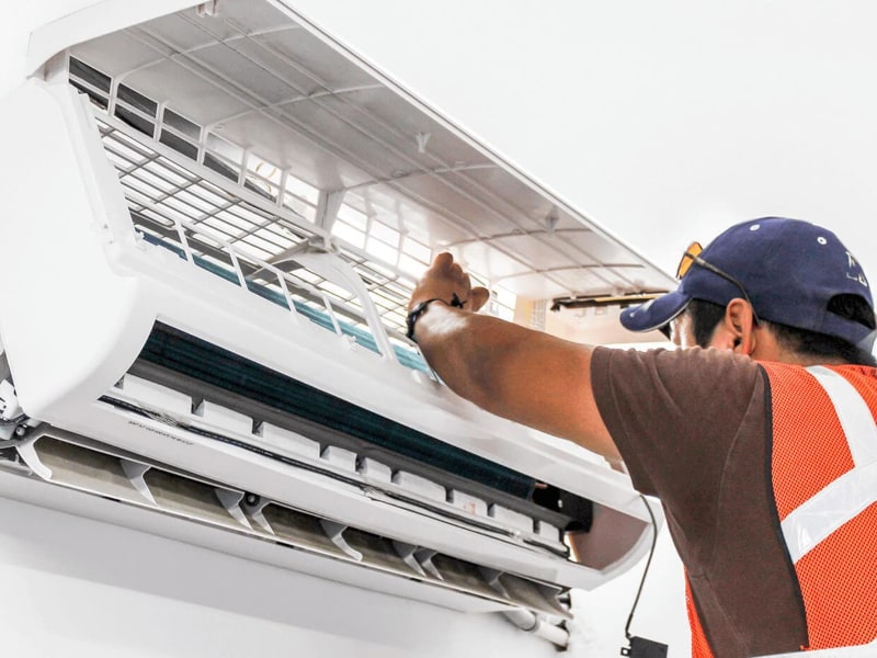 Técnico Instalando Aire Acondicionado Daikin