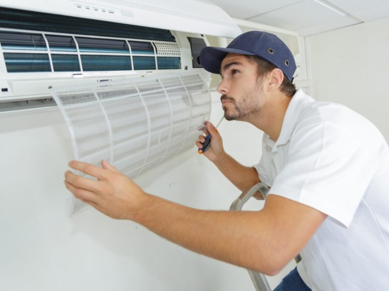 Técnico cambiando los Filtros de Aire Acondicionado Daikin